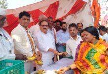 फुलचंद कराड यांचा सेवाभाव- महाशिवरात्रीनिमित्त शिवभक्तांना फराळ