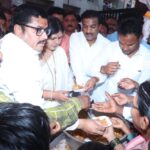 नगर परिषदेच्या वतीने भाविकांना साबुदाणा खिचडी व पाणी बॉटलचे वितरण