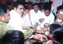 नगर परिषदेच्या वतीने भाविकांना साबुदाणा खिचडी व पाणी बॉटलचे वितरण