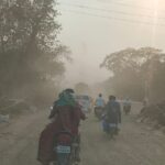 धुळीचे लोट, खड्ड्यांचा त्रास आणि अपूर्ण पुलाचे काम ! दयनीय अवस्थेतील पूल ; परळी गंगाखेड मार्गावरील पुलाचे वास्तव